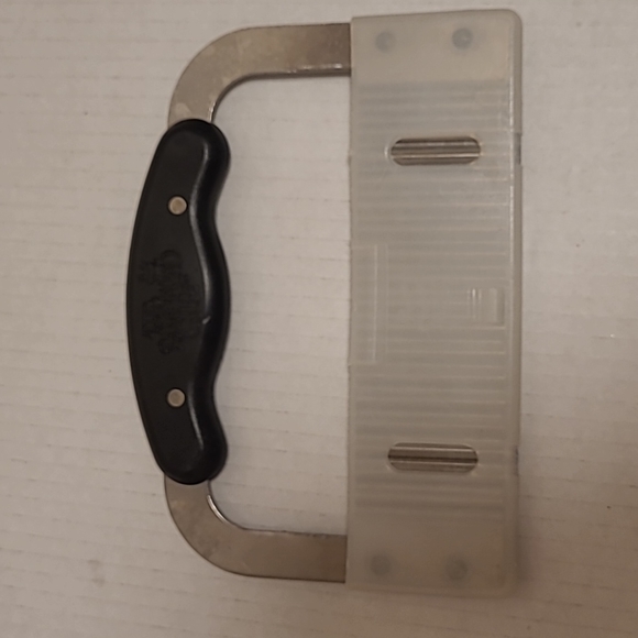 The Pampered Chef Crinkle Cutter - Picture 14 of 14